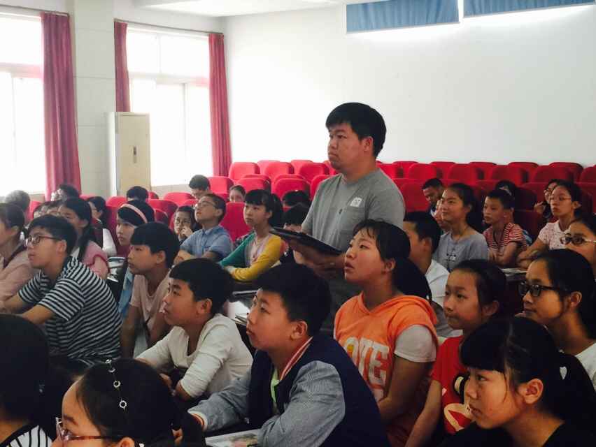 唐健斌老师手持移动终端，走进学生群体。